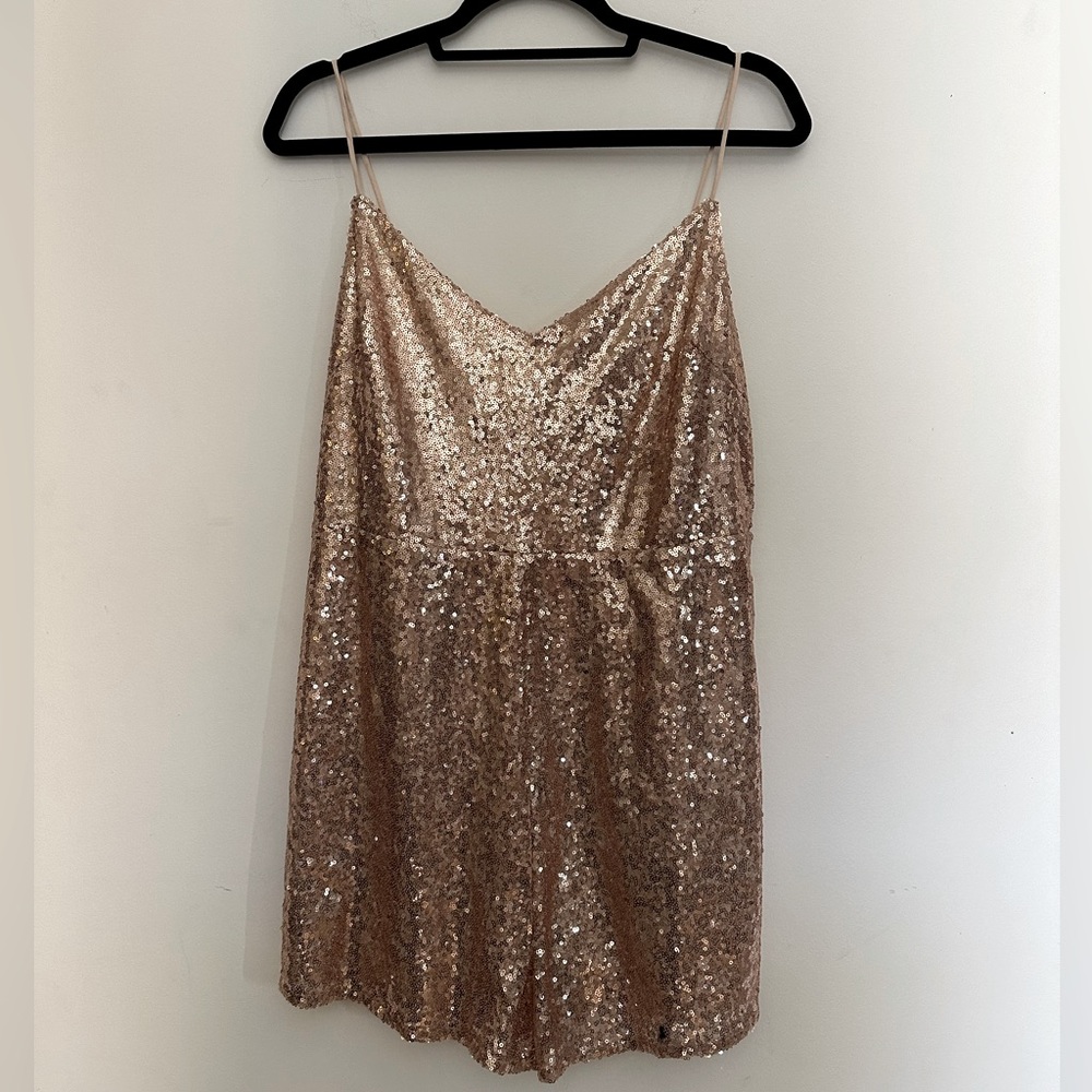 NWT Woven Pink romper size L. Rose gold sequins.